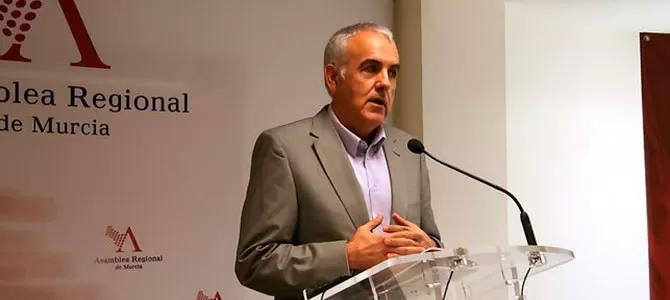 Alfonso Martínez Baños carga contra el Gobierno tránsfuga de López Miras 