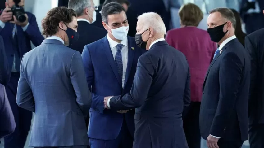 Biden y Sánchez mantienen un breve conversación de unos 30 segundos en un pasillo de la OTAN