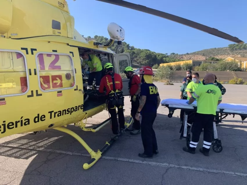 Bomberos rescatan y evacúan por aire a un senderista herido en el Puntal del Moco (Cartagena)