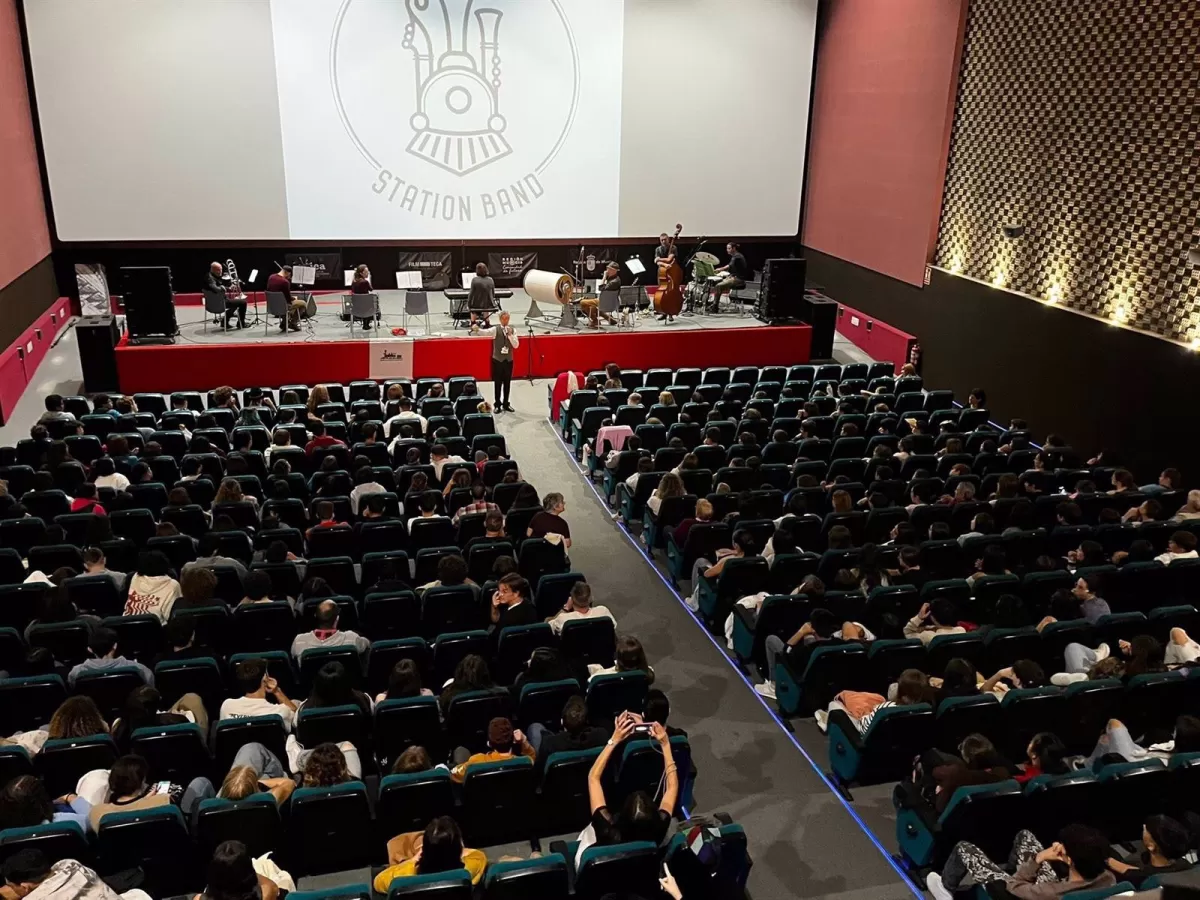 Cerca de 400 escolares conocen el cine mudo con banda sonora en directo en la Filmoteca regional 