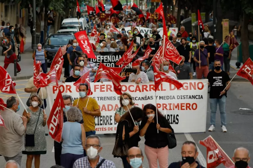 Cientos de personas protestan en Murcia por el cierre de la vía de cercanías entre Alcantarilla y Águilas