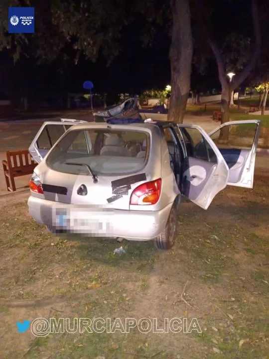 Circulan por Murcia con un coche robado y se dan a la fuga golpeando a los agentes