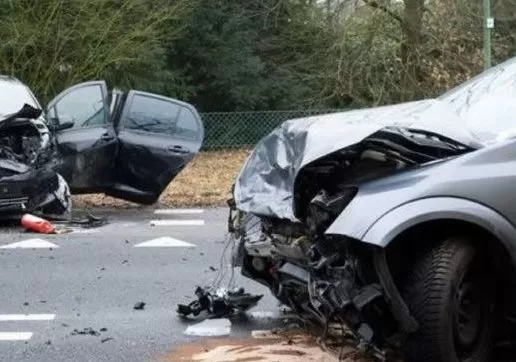 Un fallecido y tres heridos en una colisión frontal entre dos vehículos en Fortuna