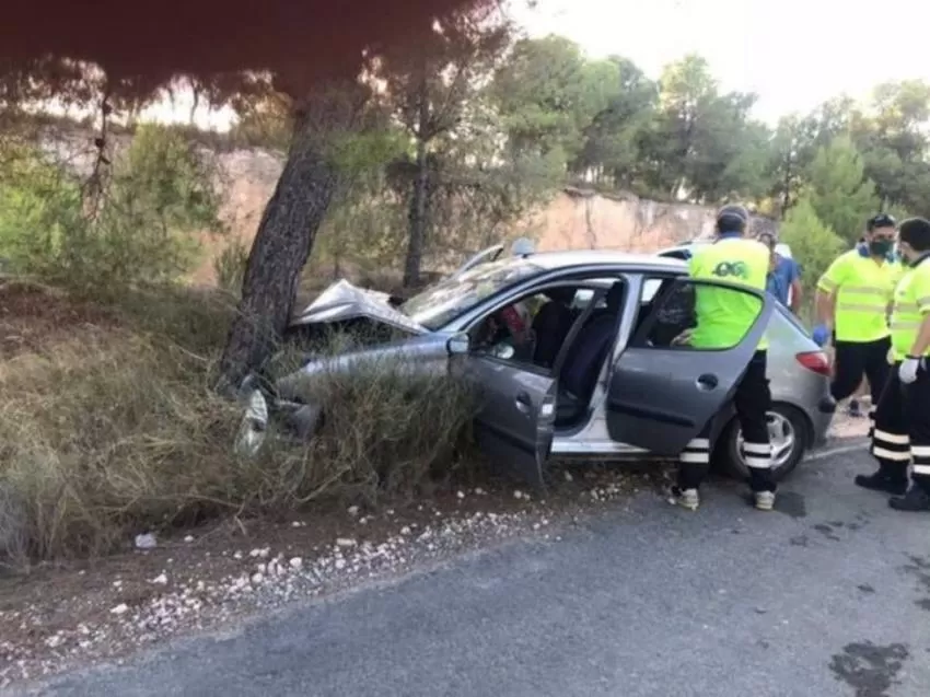 Heridos tres ocupantes de un vehículo tras colisionar contra un árbol en Sierra Espuña