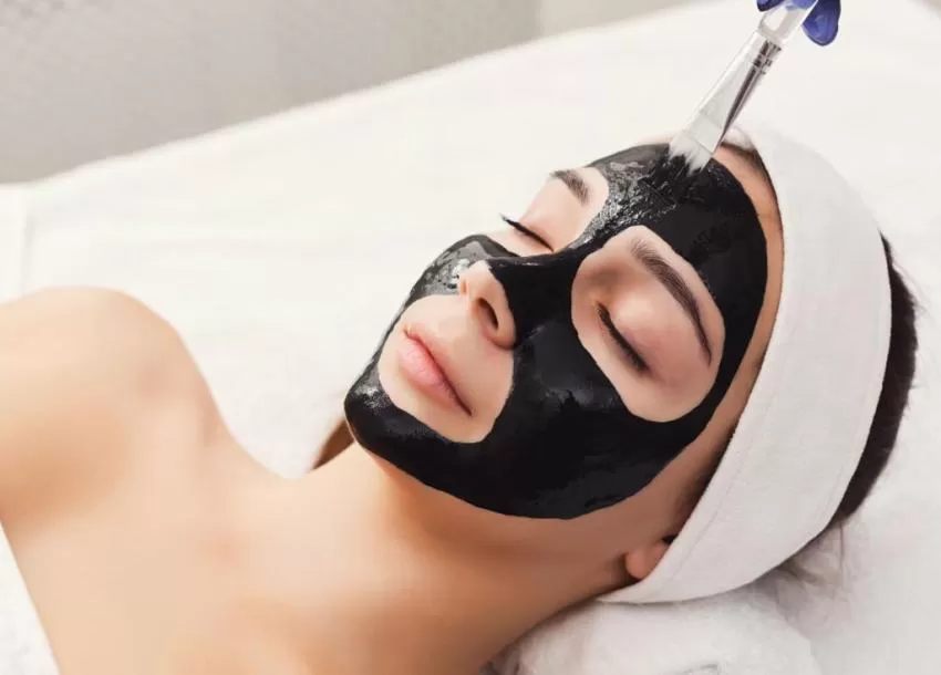 Cómo funciona una mascarilla facial peeling de carbón activado