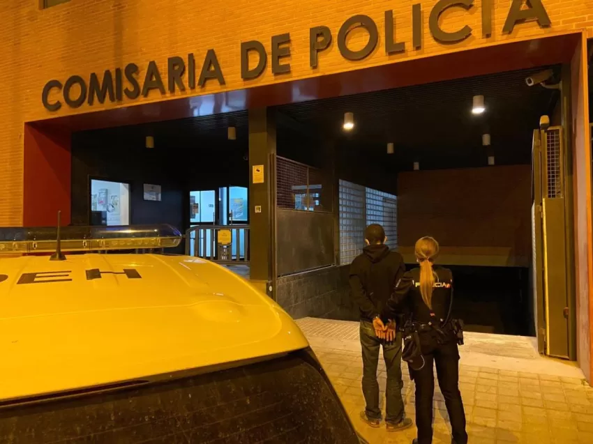 Detenido en pleno centro de Murcia cuando huía con una caja registradora que acababa de robar