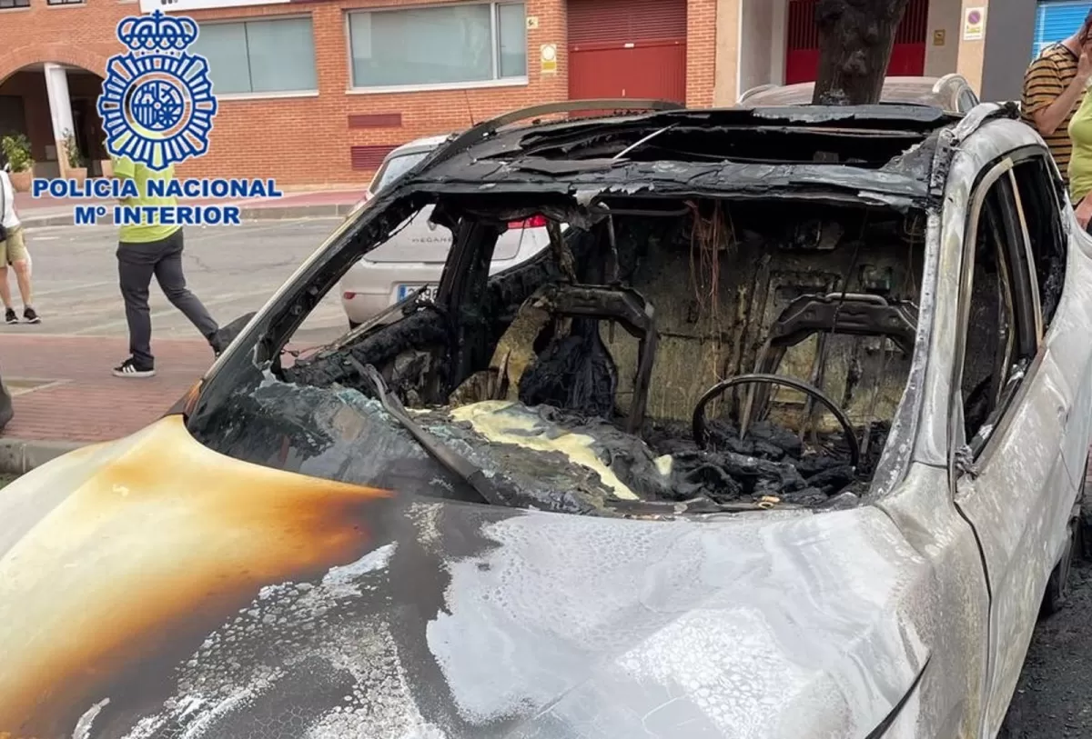Detenido un joven como presunto autor del incendio que calcinó varios vehículos y contenedores en Murcia