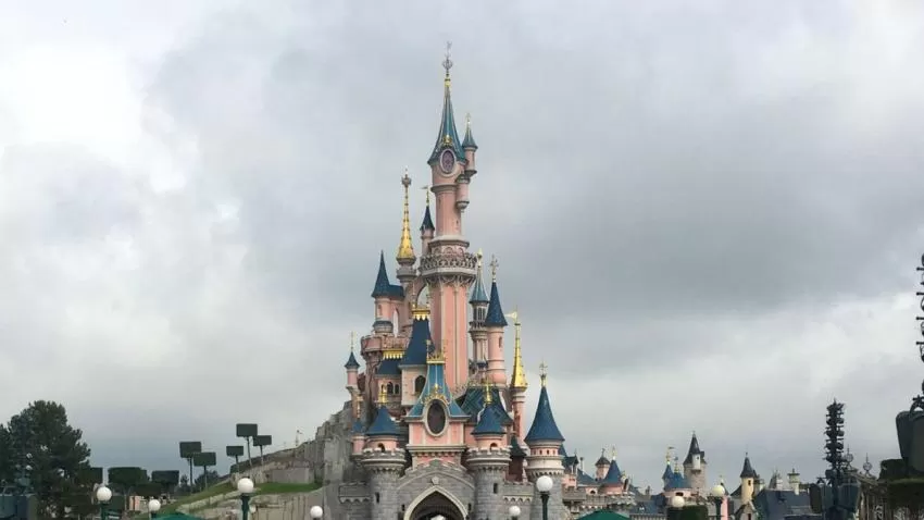 Disneyland París se convierte en un centro de vacunación masiva