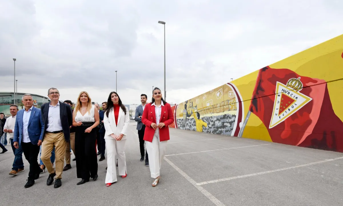 El Enrique Roca luce un mural en homenaje a la historia y afición del Real Murcia