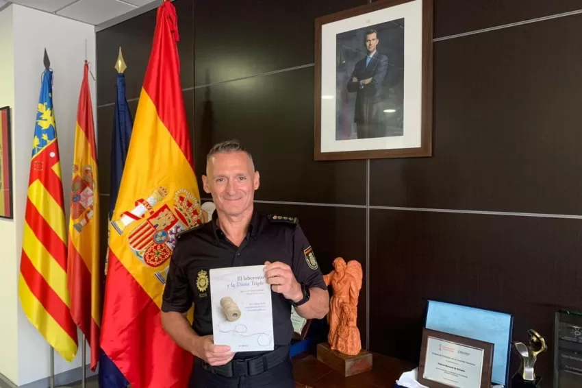 El excomisario de Cartagena, Ignacio del Olmo, presenta este jueves su ensayo de novela policiaca en el Luzzy
