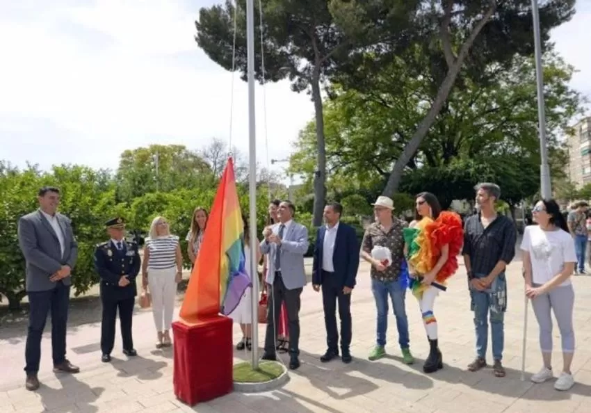 El juez rechaza el recurso de VOX para retirar de la bandera arcoíris de la plaza de la Cruz Roja de Murcia
