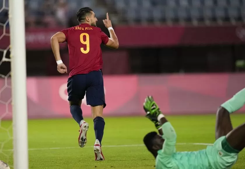 El murciano Rafa Mir salva a España y la mete en semifinales
