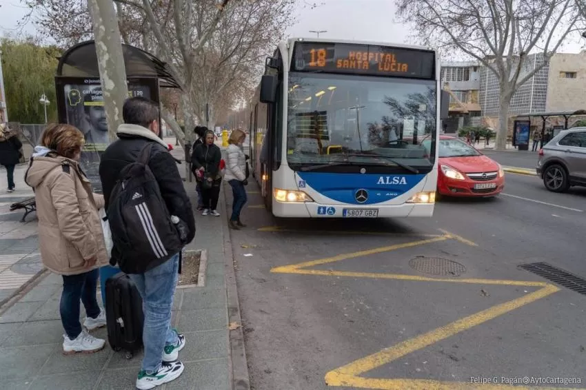 El número de viajeros en autobús se dispara un 26,3% en la Región en diciembre