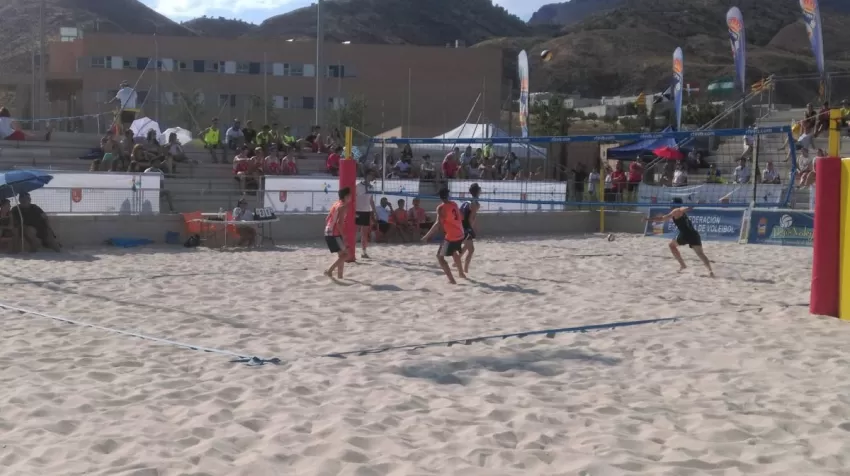 Escolares de 14 comunidades autónomas disputan en Lorca el Campeonato de España de Vóley Playa