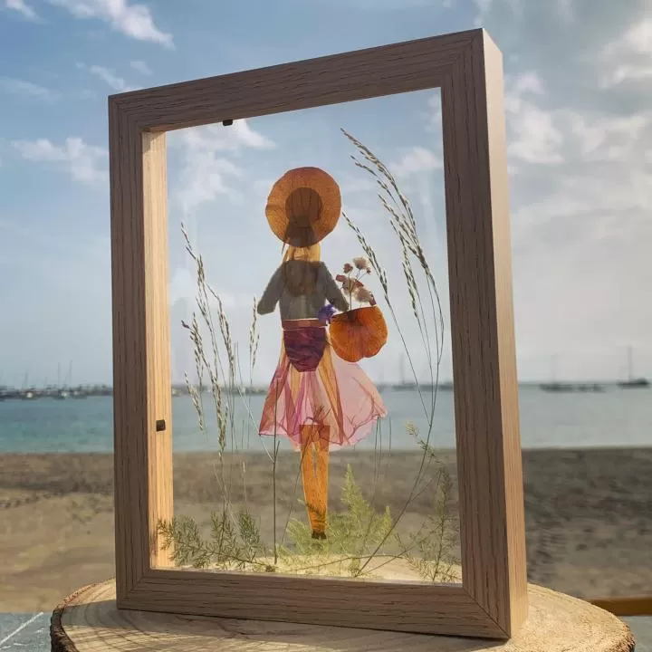 El proyecto murciano 'Florecilla Salvaje' une a madre e hija para componer cuadros con flores preservadas