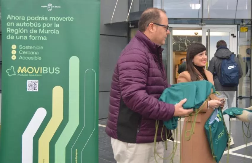 Fomento promueve el uso de Movibus entre los estudiantes de los centros del Polígono Industrial Oeste