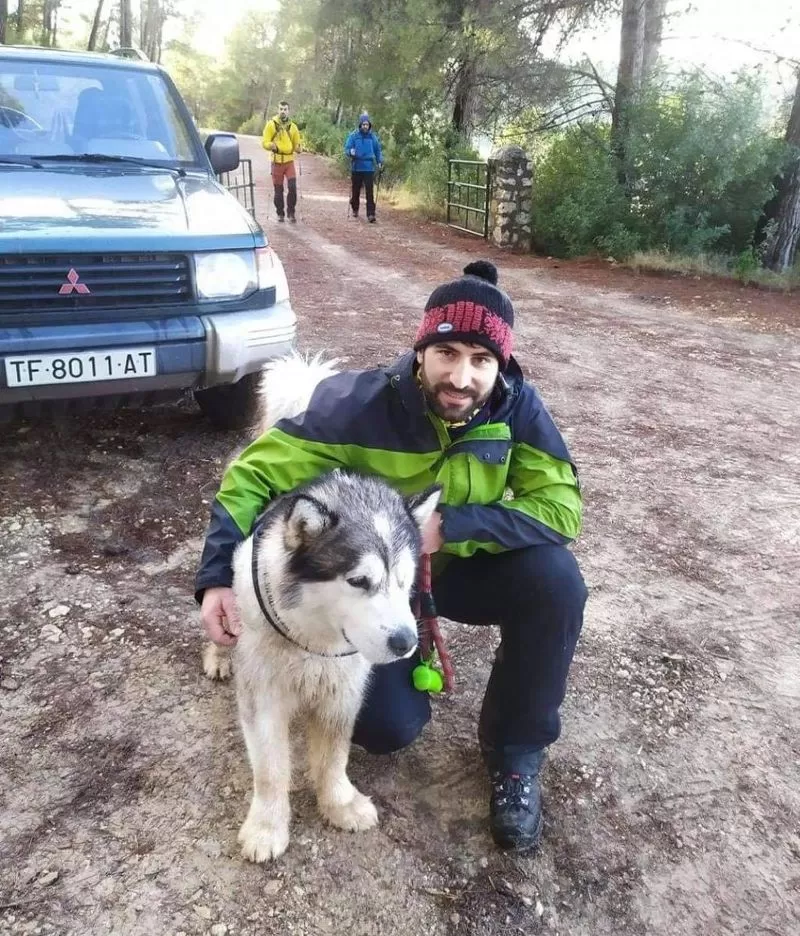Un grupo de montañistas rescata a Rholo, un perro perdido, antes de Navidad en Sierra Espuña