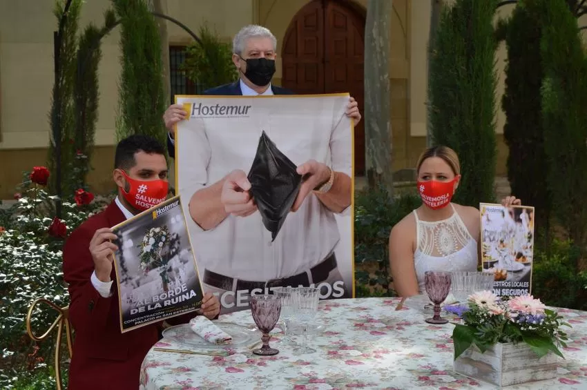 Hostemur simula una boda a las puertas de San Esteban para reclamar más aforo en el interior de salones de celebraciones