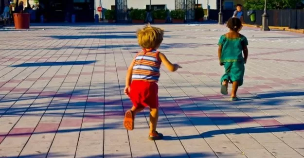 Italia autoriza que los niños puedan salir de casa con un progenitor a pasear