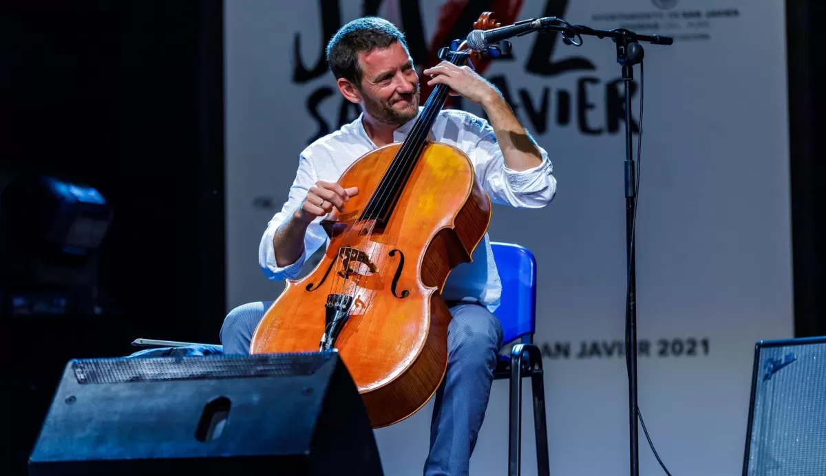 Jazz San Javier se rinde a la magia del violonchelo con el músico y compositor Matthieu Saglio