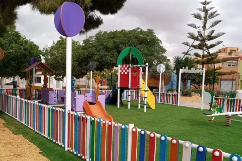 La Barriada Cuatro Santos de Cartagena estrena un nuevo parque infantil
