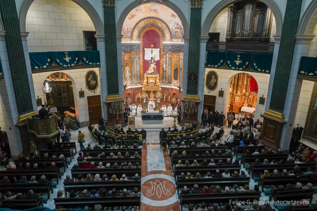 La Basílica de la Caridad recupera el culto con una Salve Grande a la Virgen 