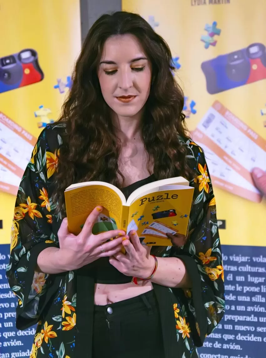 La cantante murciana Lydia Martín presenta 'Puzle', su primera novela