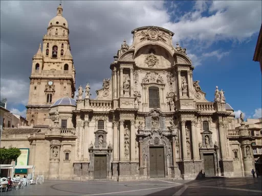 La Catedral de Murcia ha sufrido un desprendimiento de pequeños fragmentos