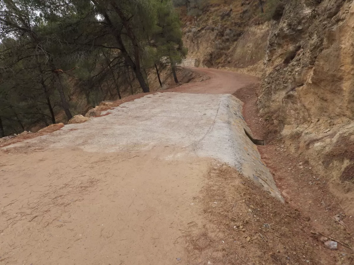 La Comunidad mejora el drenaje del camino forestal Los Puros en El Valle 