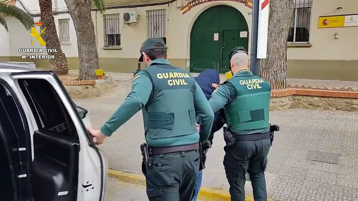 La Guardia Civil detiene a cinco personas especializadas en hurtos y estafas a personas mayores 