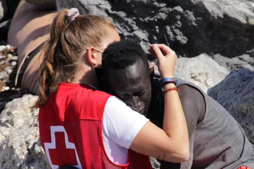 La historia de Abdou, protagonista del simbólico abrazo en una playa de Ceuta