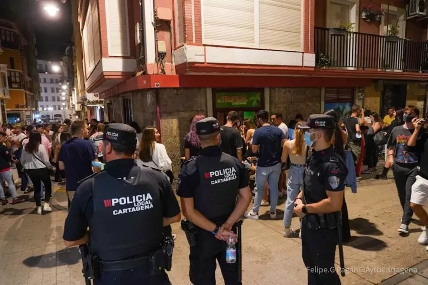 La Policía Local de Cartagena interviene en un botellón ilegal con 600 jóvenes en Los Dolores