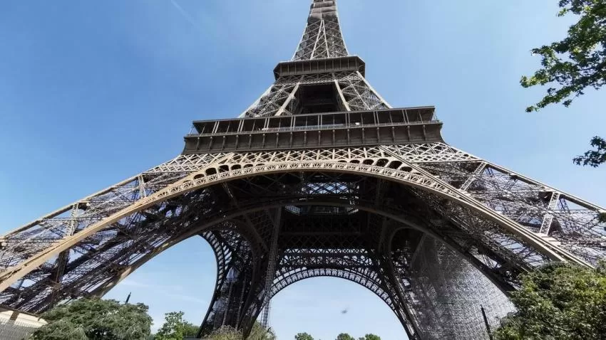 La Torre Eiffel vuelve a recibir visitantes tras su cierre hace más de ocho meses