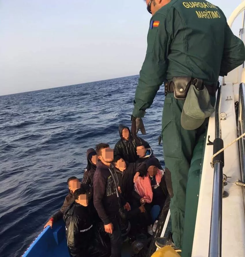 Llega una embarcación con 13 migrantes a bordo a una playa de Águilas