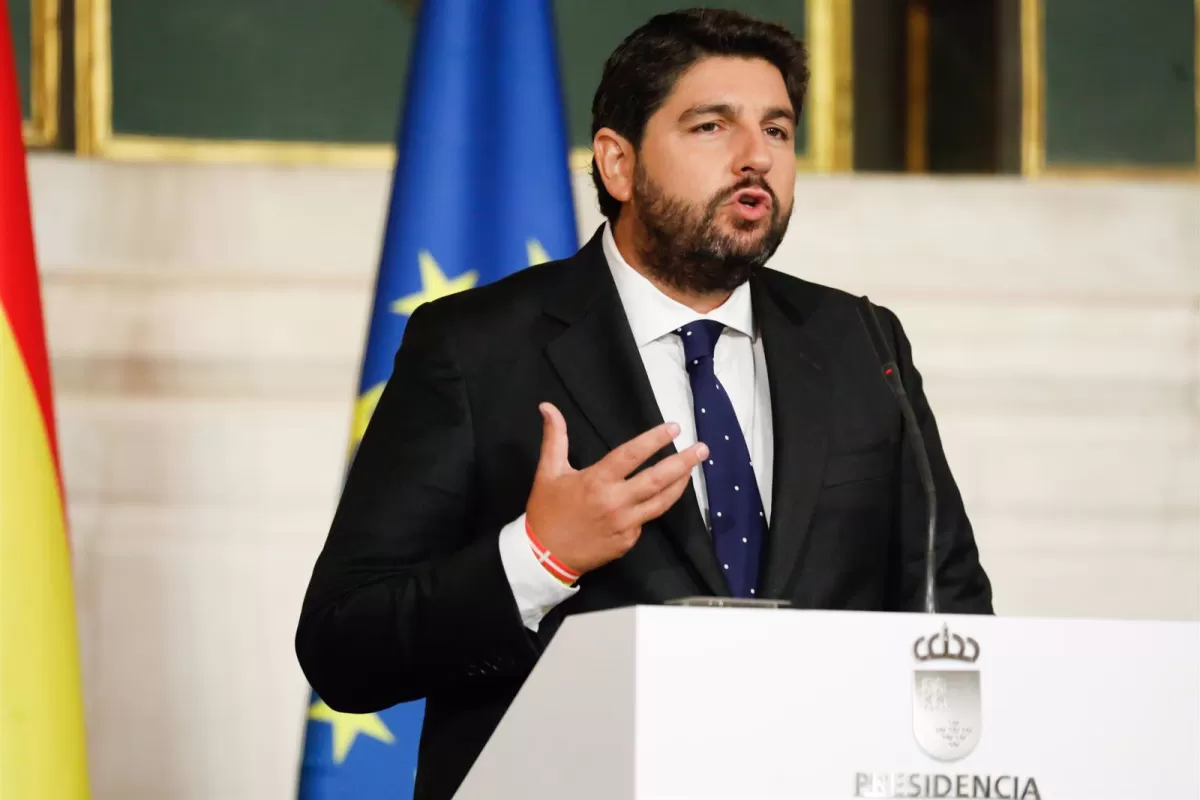 López Miras: 'Da igual quienes sean los ministros, todos están al servicio de Sánchez'