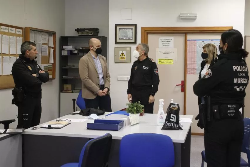 Lorca visita las instalaciones de Policía Local de Murcia para agradecer su labor durante las Fiestas de Primavera