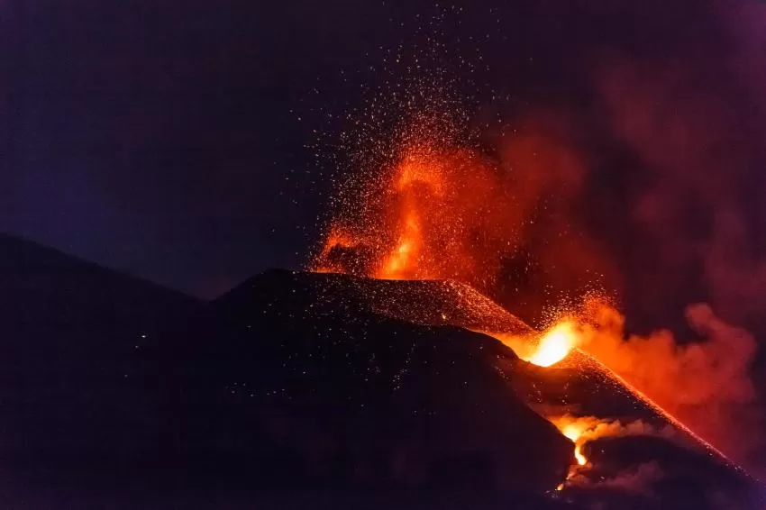 Los nuevos flujos de lava discurren sobre coladas anteriores sin causar más daños