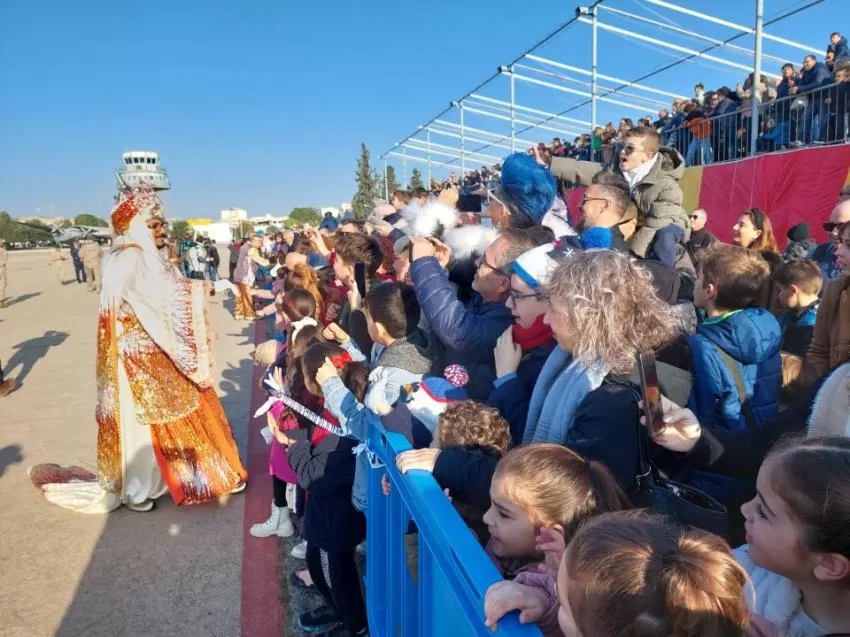 Los Reyes Magos llegan a la Base Aérea de Alcantarilla y reciben las cartas de los niños