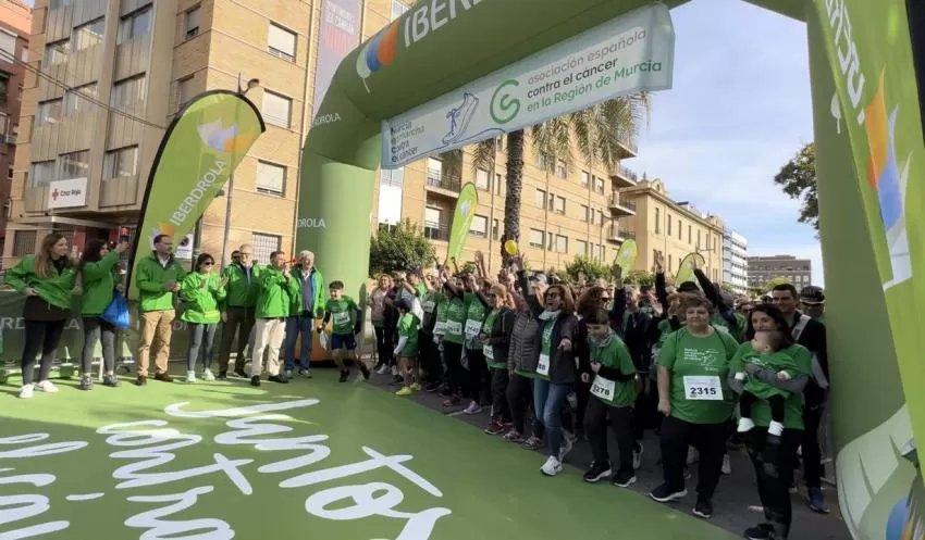 'Murcia en marcha contra el cáncer' llena las calles de color verde con cerca de 2.000 participantes