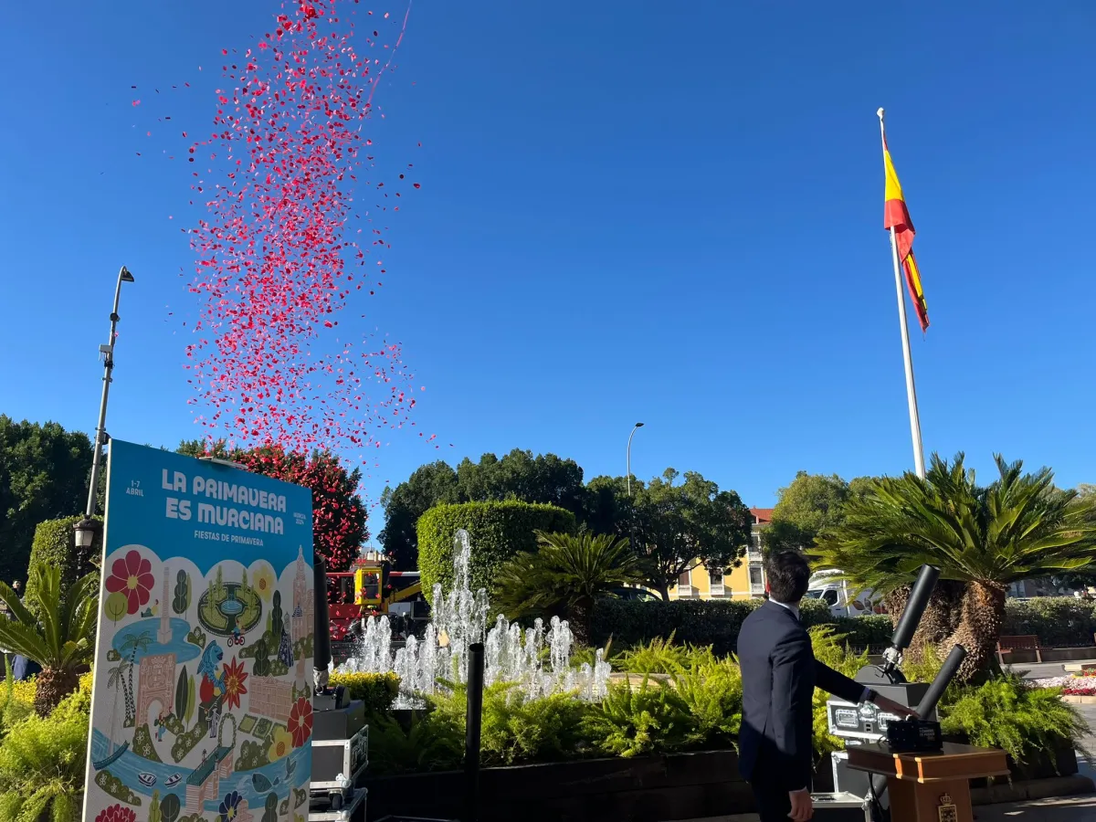 Murcia rinde homenaje a su escudo en la Batalla de las Flores con una explosión de color
