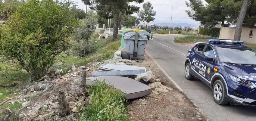 Policía Local de Lorca identifica a una persona que arrojaba enseres y deshechos en la vía pública