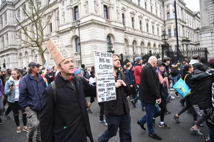 Protestas y disturbios en Londres contra el confinamiento y las restricciones