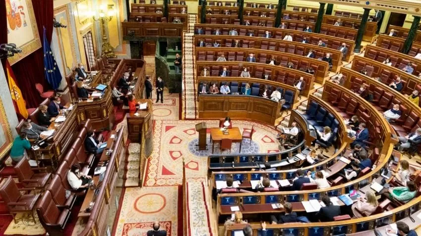 El PSOE y Podemos rectifican los Presupuestos Generales y congelarán el sueldo de Sánchez y los ministros