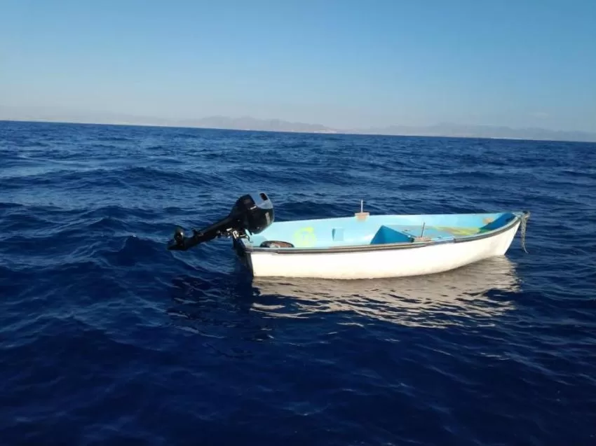 Rescatan a dos personas tras sobrevivir en el mar más de 12 horas por el naufragio de una patera
