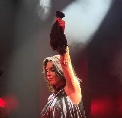 Ruth Lorenzo se corta el pelo durante su último concierto en Madrid