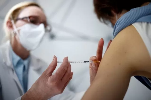 Sanidad comunica que una de cada cinco personas han recibido alguna dosis de la vacuna contra la Covid-19