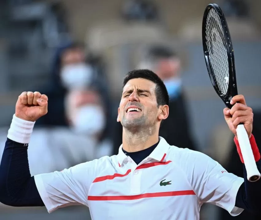 Djokovic pasa a semifinales de París por décima vez
