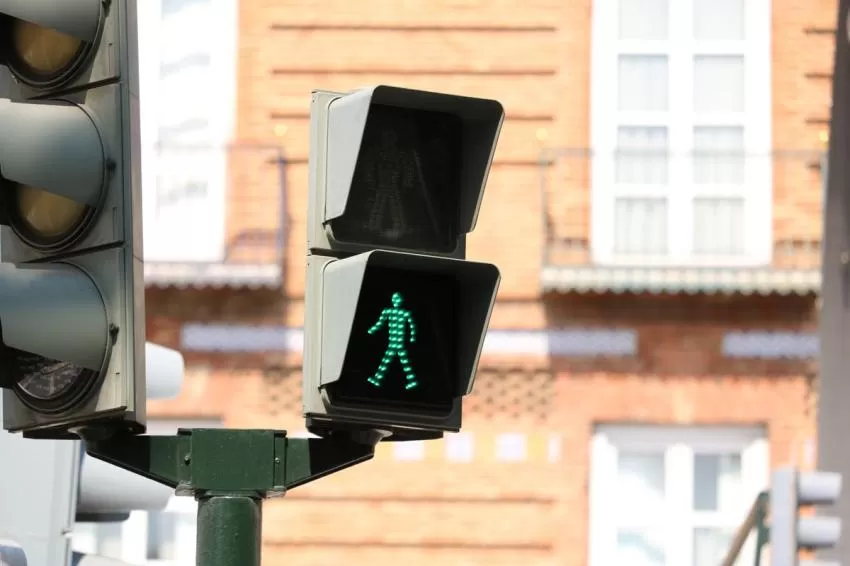 Siete pedanías contarán con semáforos con tecnología pasblue para las personas con discapacidad visual