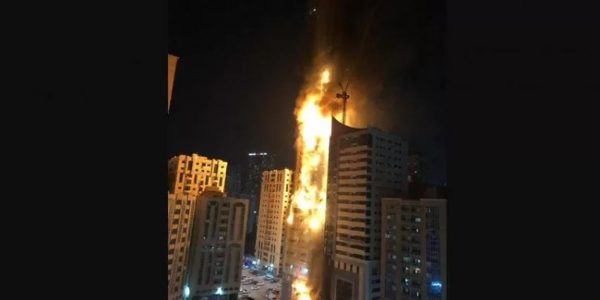 Un fuerte incendio arrasa con una torre en Sharjah en los Emiratos Árabes
