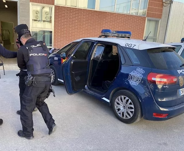 Un individuo es detenido por la Policía Nacional de Murcia mientras intentaba robar a una joven con un tirón en el bolso